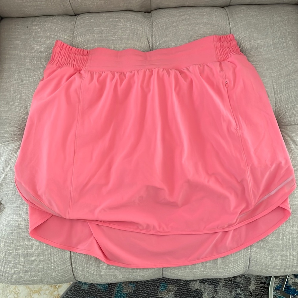 New without tags Lululemon skirt w pocket short built in
